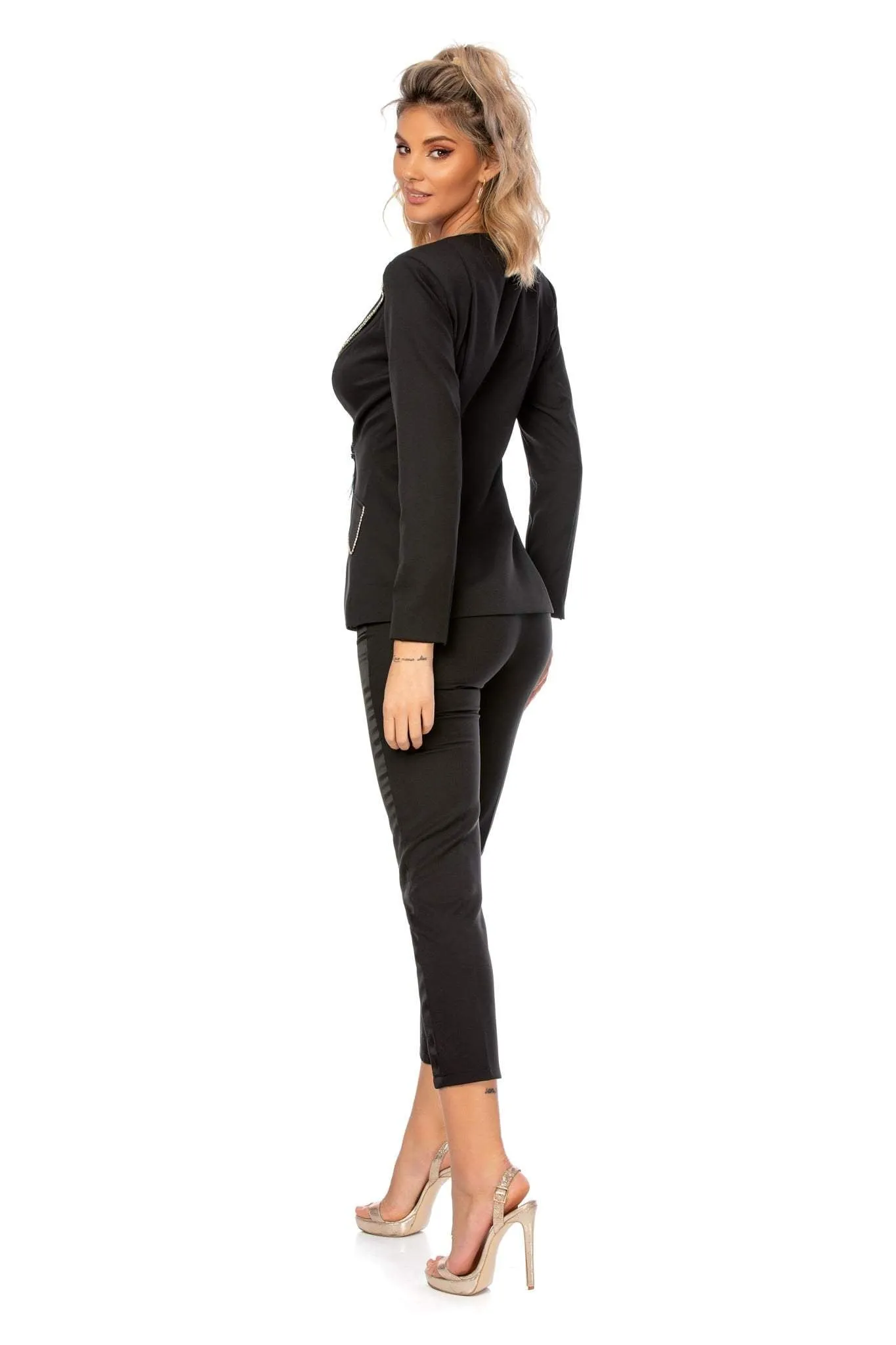 Completo tailleur nero elegante Bby con rifiniture in strass e revers V accessorio con piume