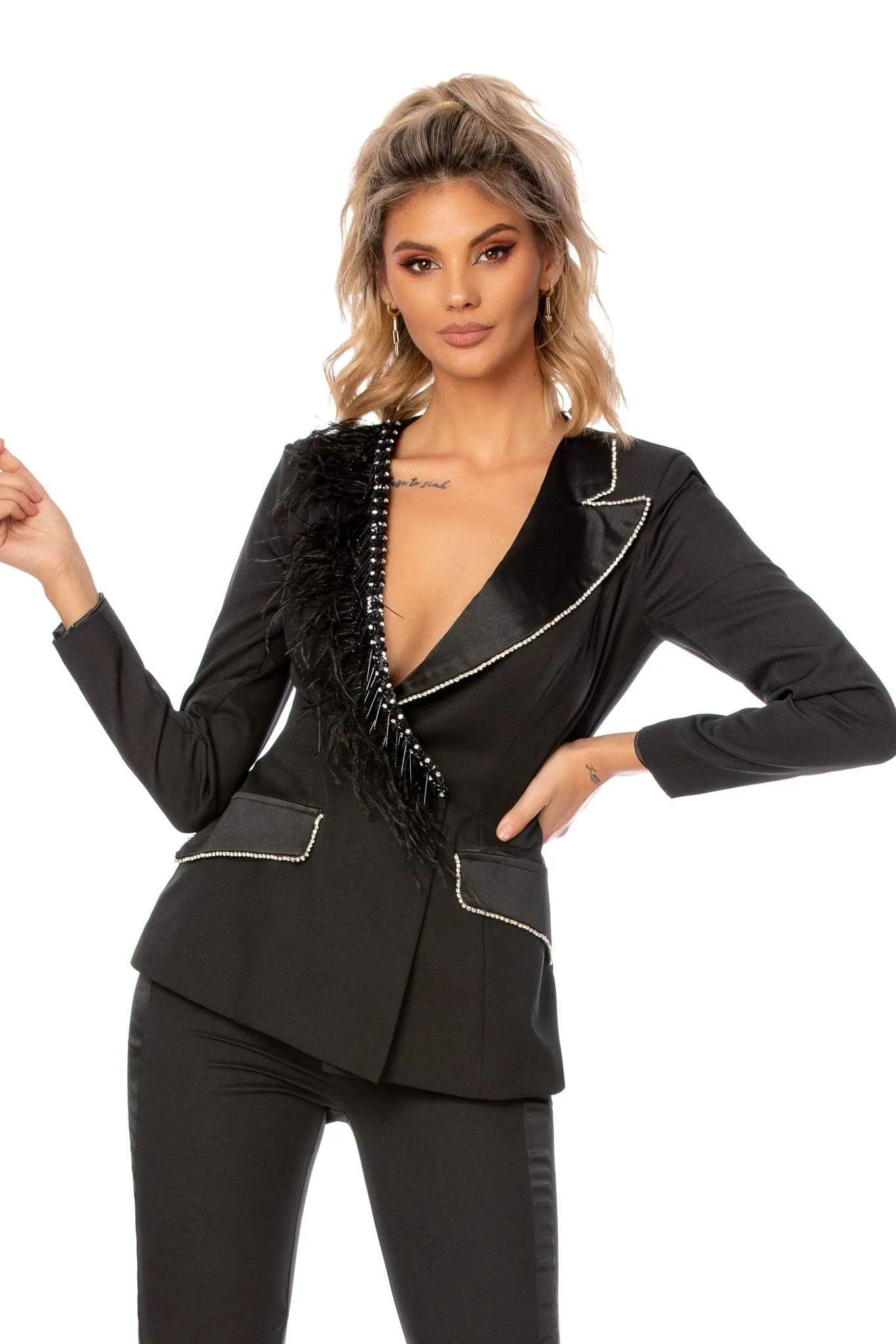 Completo tailleur nero elegante Bby con rifiniture in strass e revers V accessorio con piume